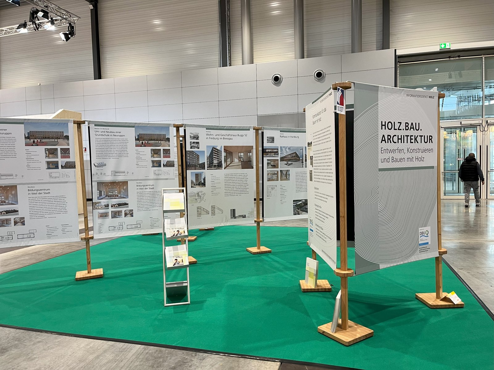Halbkreisförmig angelegte Aufsteller der Wanderausstellung 2023 mit Fotos und Informationen